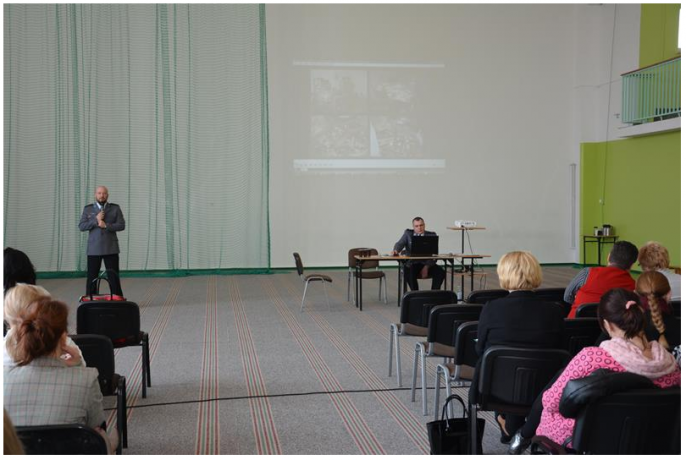 Policjanci szkolili dyrektorów i nauczycieli