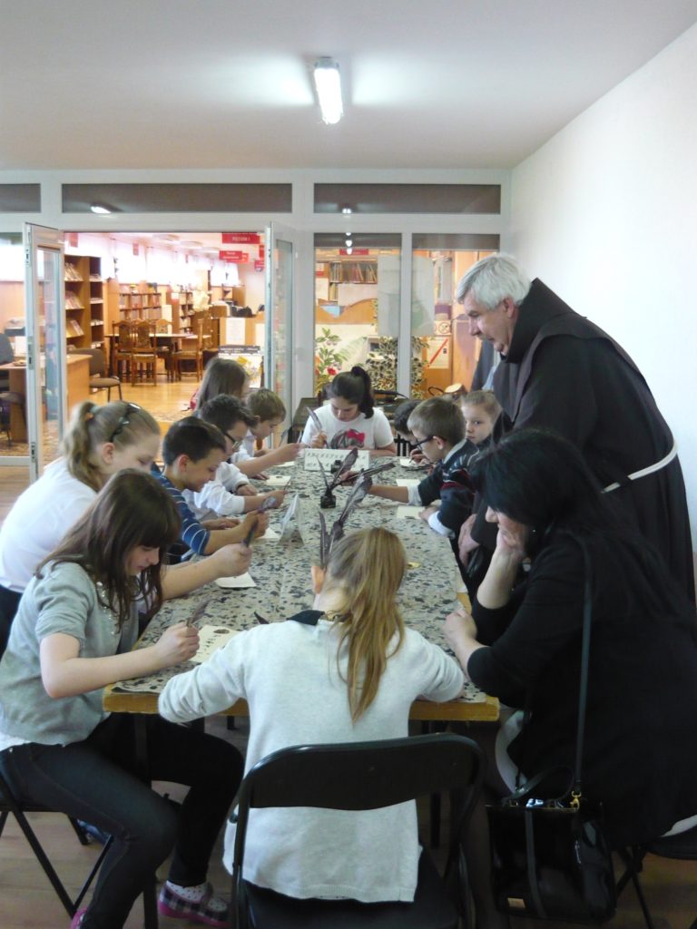 Czerpali papier i pisali gęsim piórem