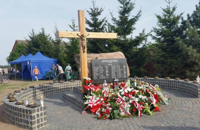 W Małej Górce odsłonięto pomnik upamiętniający 25 Polaków zamordowanych w 1941