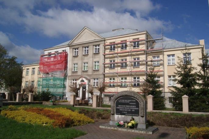 Nowa elewacja zabytkowej szkoły