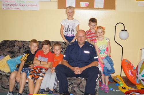 Policjanci w świetlicy środowiskowej w Słupcy