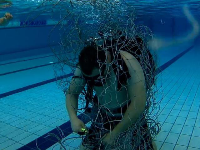 Ćwiczenia konińskich strażaków na basenie