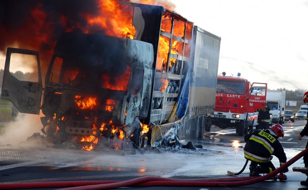 Palą się dwie ciężarówki jedna osoba nie żyje