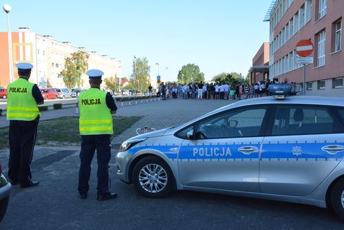 Policjanci czuwają nad bezpiecznym powrotem do szkół