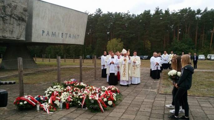Uroczystość upamiętnienia pomordowanych w Obozie Zagłady Kulmhof w Chełmnie nad Nerem