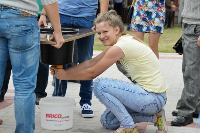 Pożegnali lato, wydoili sztuczną krowę