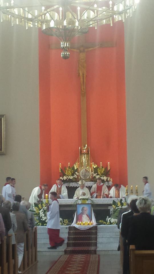 Konin: osobisty sekretarz św. Jana Pawła przekazał relikwie Ojca Świętego parafii NMP Królowej Polski