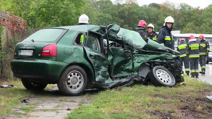 Groźny wypadek osobówki z samochodem ciężarowym w Tuliszkowie