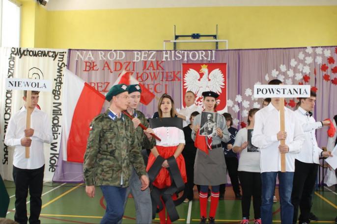 Biel i czerwień naszej Ojczyzny – droga do niepodległości.