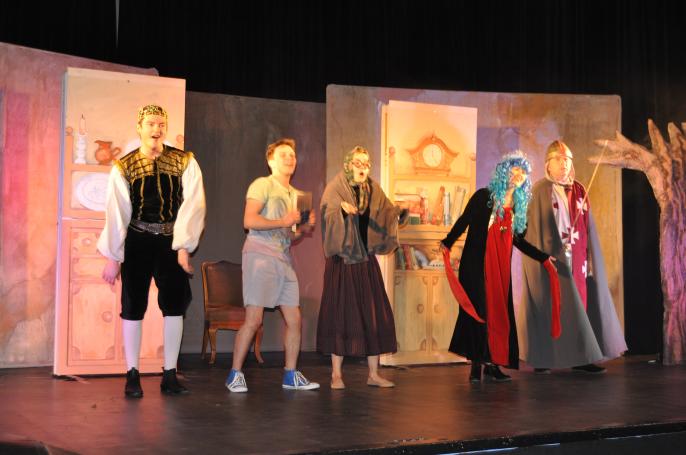 Taki nastrój jest w teatrze, że zachwycam się gdy patrzę