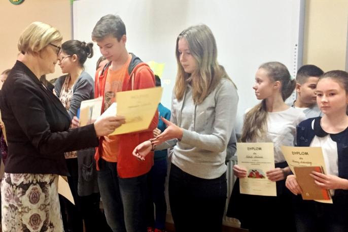 JULIA WIE, JAK POMAGAĆ