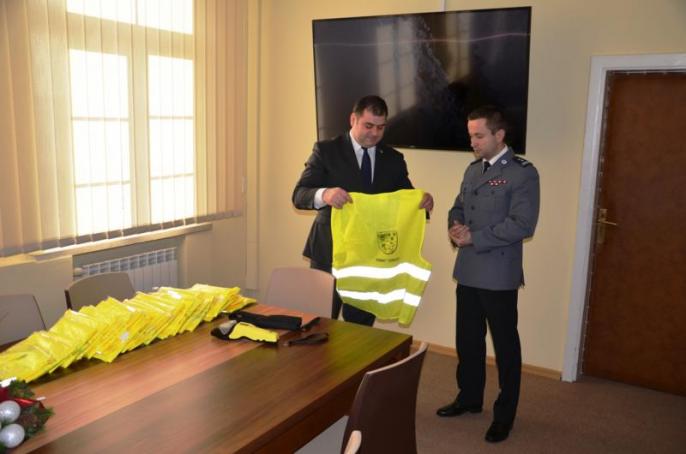 Starosta przekazał alkomat i kamizelki odblaskowe