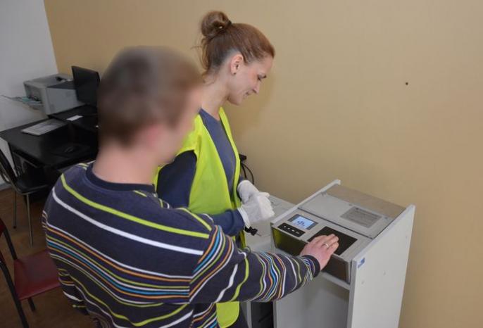 Włamywacz w rękach policjantów