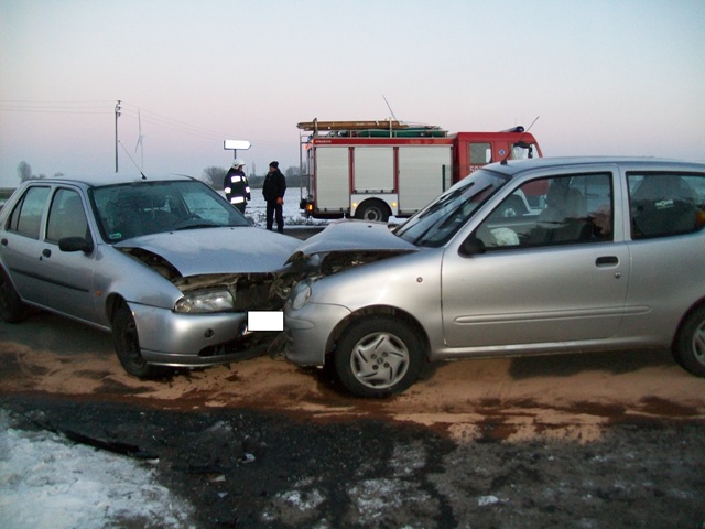 Zderzenie na skrzyżowaniu- dwie osoby ranne.