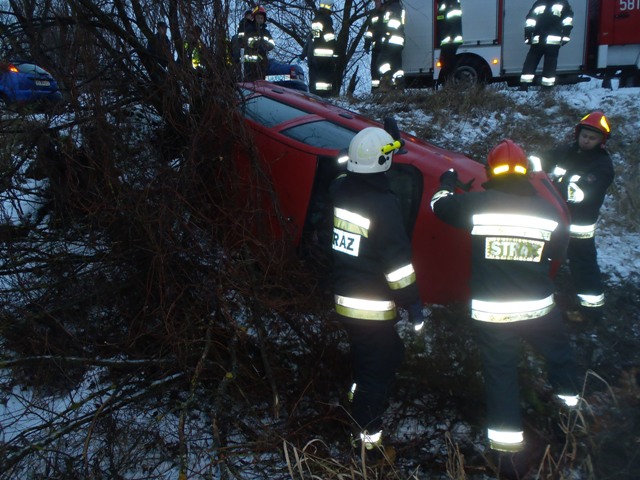 Uwieziona osoba w samochodzie.