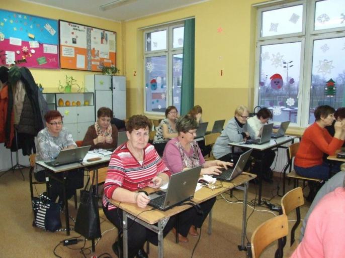 Senior buszujący w sieci