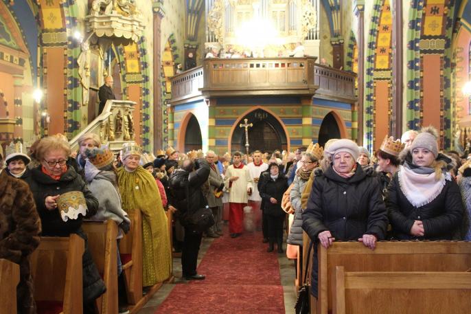 Coraz więcej wiernych chodzi do kościoła