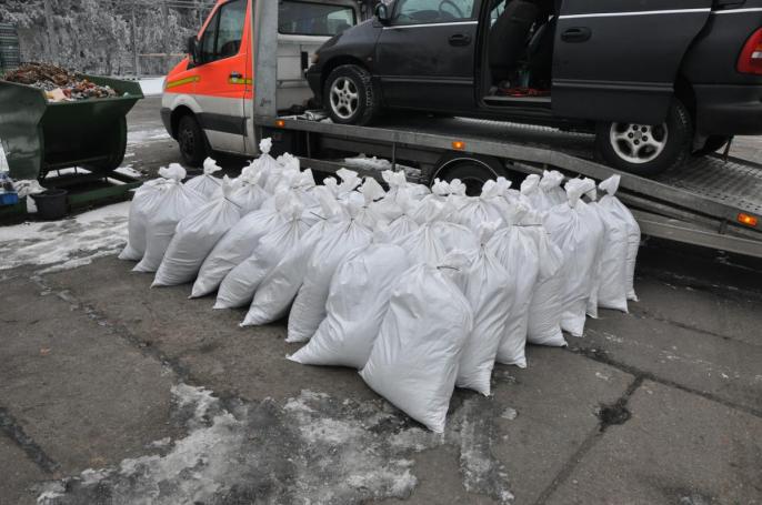 Samochód wypełniony nielegalnym tytoniem