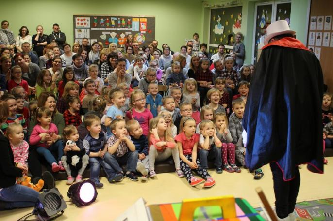 Dzieci z przedszkola pomagają Kasi