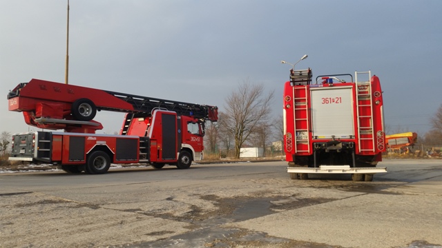 Ćwiczą strażacy kierowcy pojazdów uprzywilejowanych