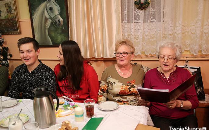 Przedstawiciele Młodzieżowej Rady Miasta z wizytą w słupeckim Klubie Seniora