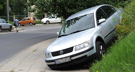 Policja i straż pożarna sprawdzali parkowanie samochodów  w Słupcy
