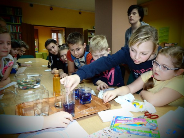 Mali Nobliści w bibliotece