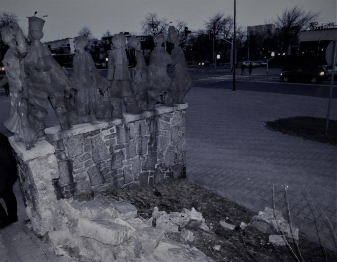 W centrum miasta runął mur