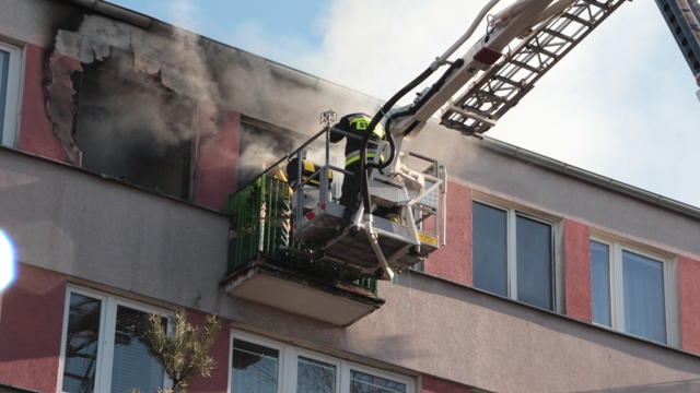 Pożar w Słupcy. Na balkonie była uwięziona kobieta.