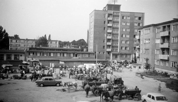 Na straganie , w dzień targowy…