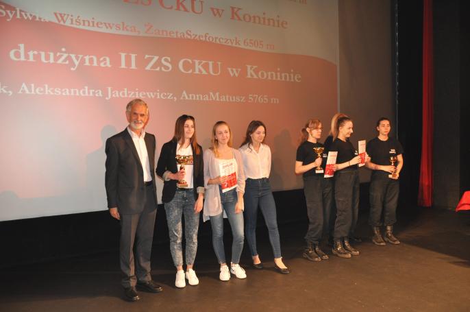 Wręczono puchary zwycięzcom VII Pikniku Patriotyczno-Sportowego z okazji Dnia Flagi.