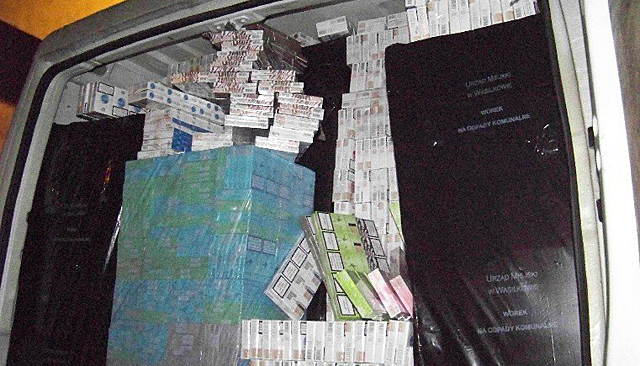 Policjanci odkryli dwa busy z papierosami