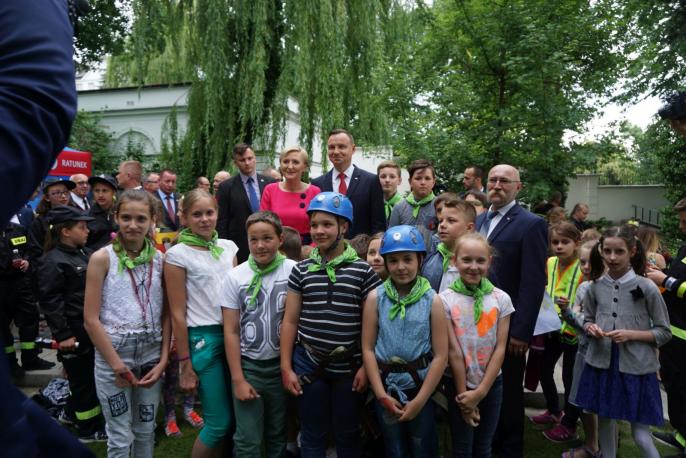 Uczniowie S.P. im. Jana Brzechwy z Parą Prezydencką