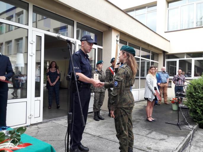 Wręczenie statuetek wyróżnionym uczniom klas mundurowych