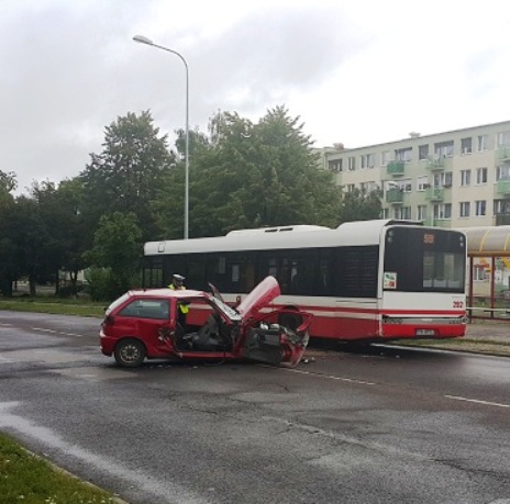Samochód osobowy uderzył w autobus