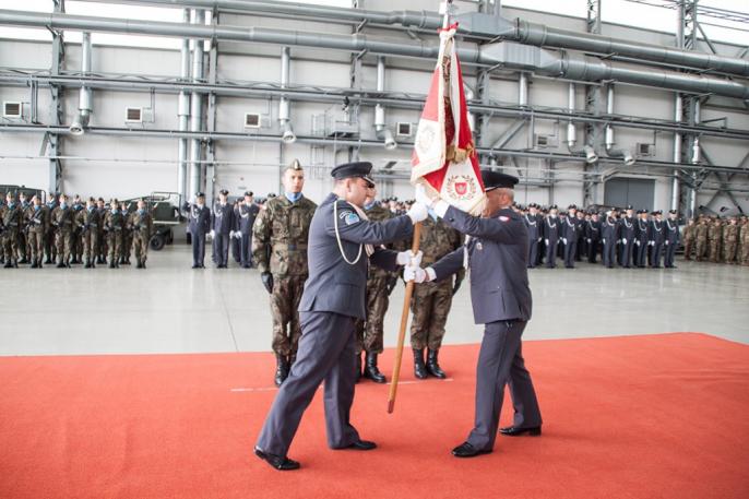 Zmiana dowodzenia w 33. Bazie