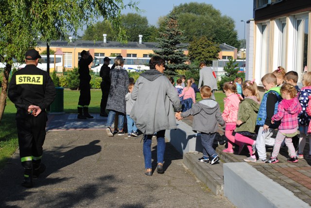 Ewakuacji dzieci i personelu w przedszkolu Jarzębinka w Słupcy