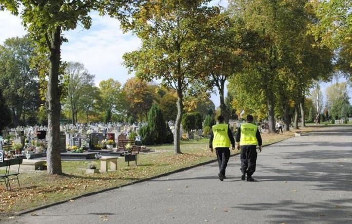 ZACHOWAJ OSTROŻNOŚĆ NA CMENTARZU