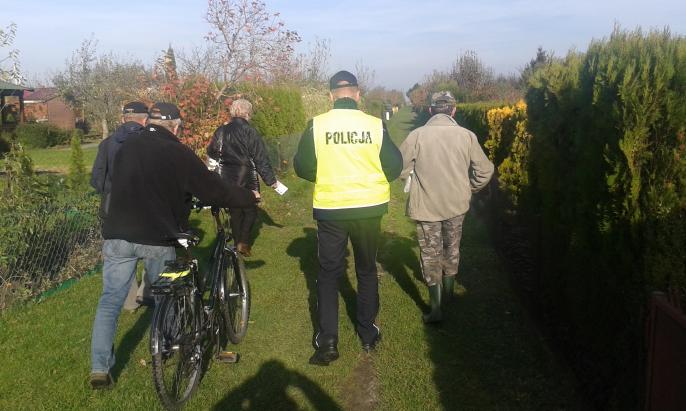 Policjanci sprawdzają zabezpieczenia działek