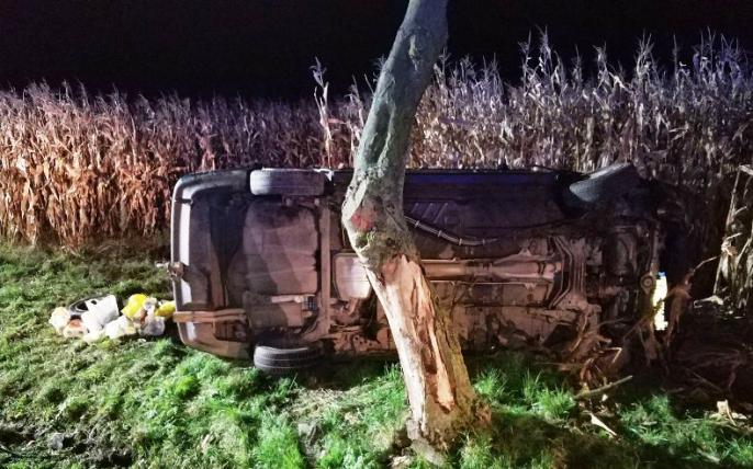 Dachowanie samochodu osobowego na DW 473 w Sobótce