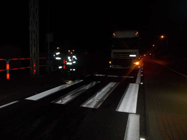 Zderzenie samochodu osobowego z ciężarowym w Żdżarach