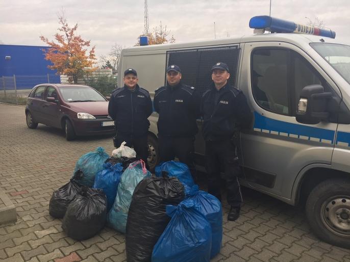 Zakrętkowa pomoc słupeckich policjantów