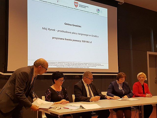 Przebudowa placu targowego w Grodźcu