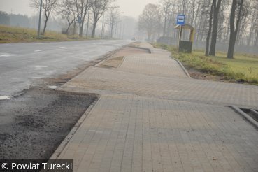 Nowym chodnikiem przez Chichów