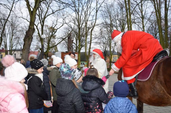 ŚWIĘTY MIKOŁAJ NA TULISZKOWSKIM RYNKU CZĘSTOWAŁ SŁODKOŚCIAMI