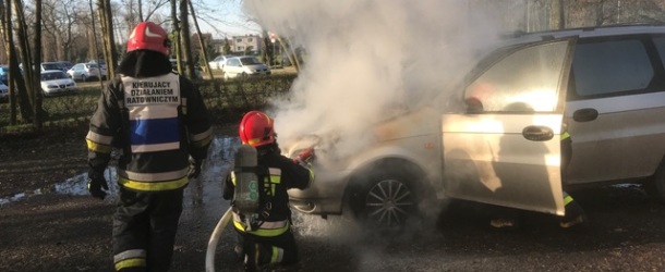 Płonący samochód.