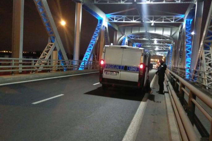 Policjanci uniemożliwi desperatowi skok do Warty