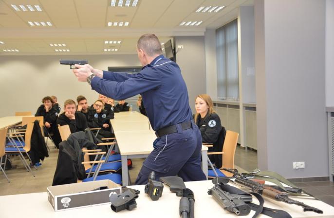 Uczniowie z klasy mundurowej z wizytą w komendzie