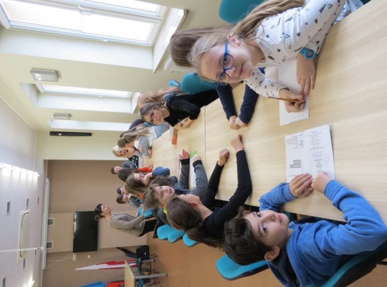 W bibliotece po polsku i po angielsku