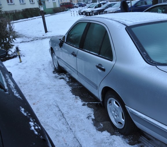 Pijany wandal uszkodził 10 samochodów